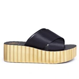 Tory Burch Size 9 • Black & Gold Scallop Wedge Slip On Sandals.